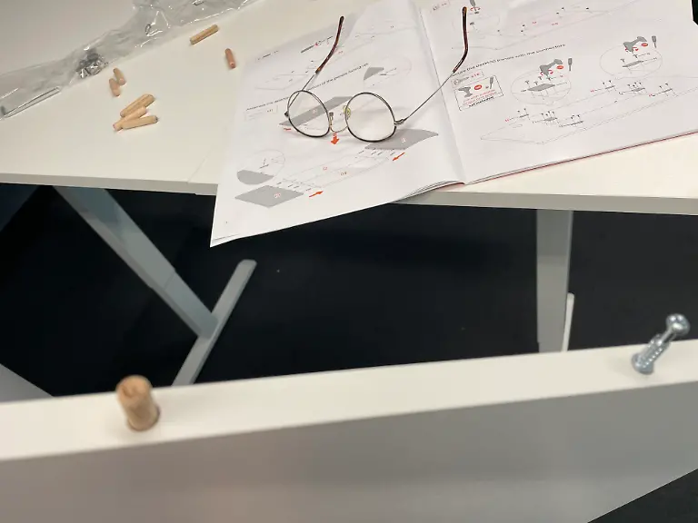 Höhenverstellbarer Schreibtisch ErGear mit doppelter Schraube und Dübel an Platte.jpg